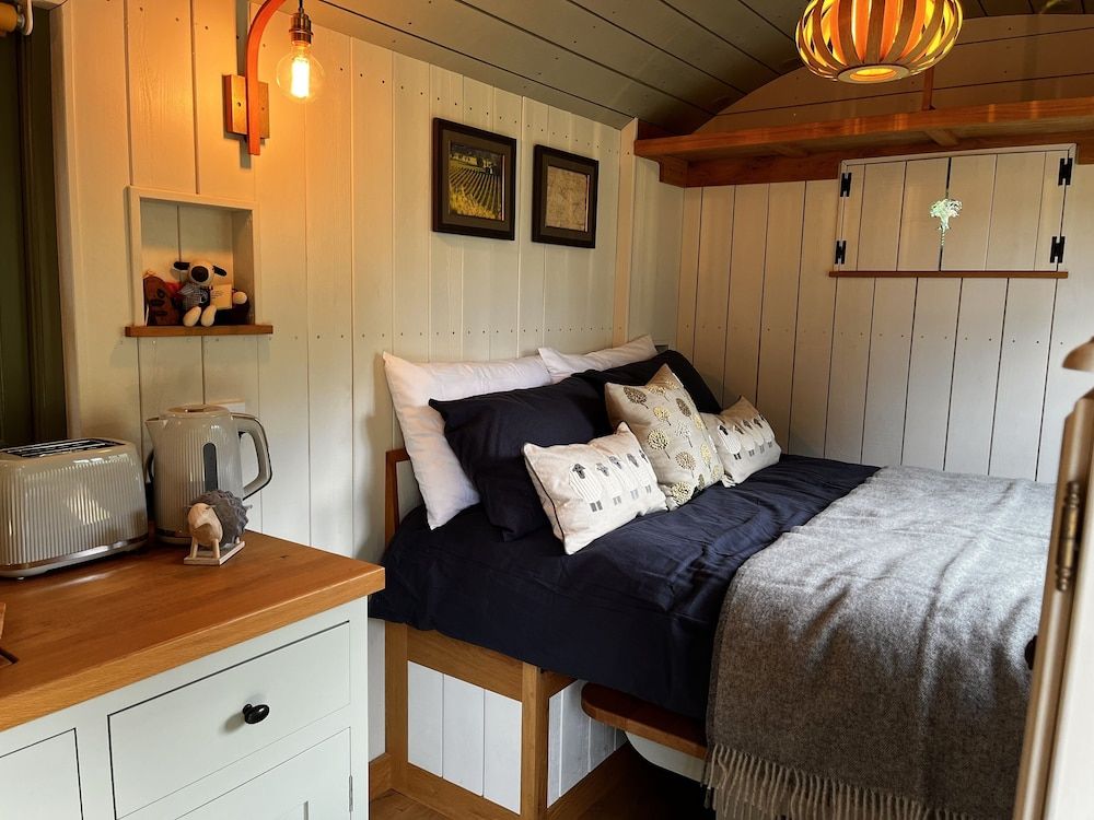 Luxury Tree House, Ensuite (The Old Findlay)