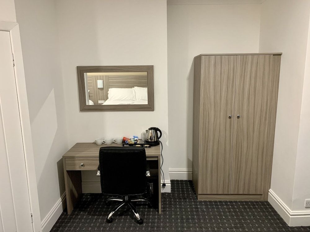 De Regency Style Hotel Family Room 5