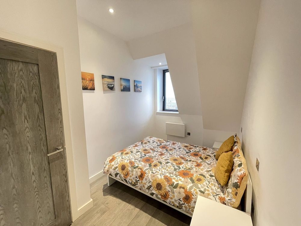 undefined Stunning 1-bed Deluxe Apartment in Slough 4