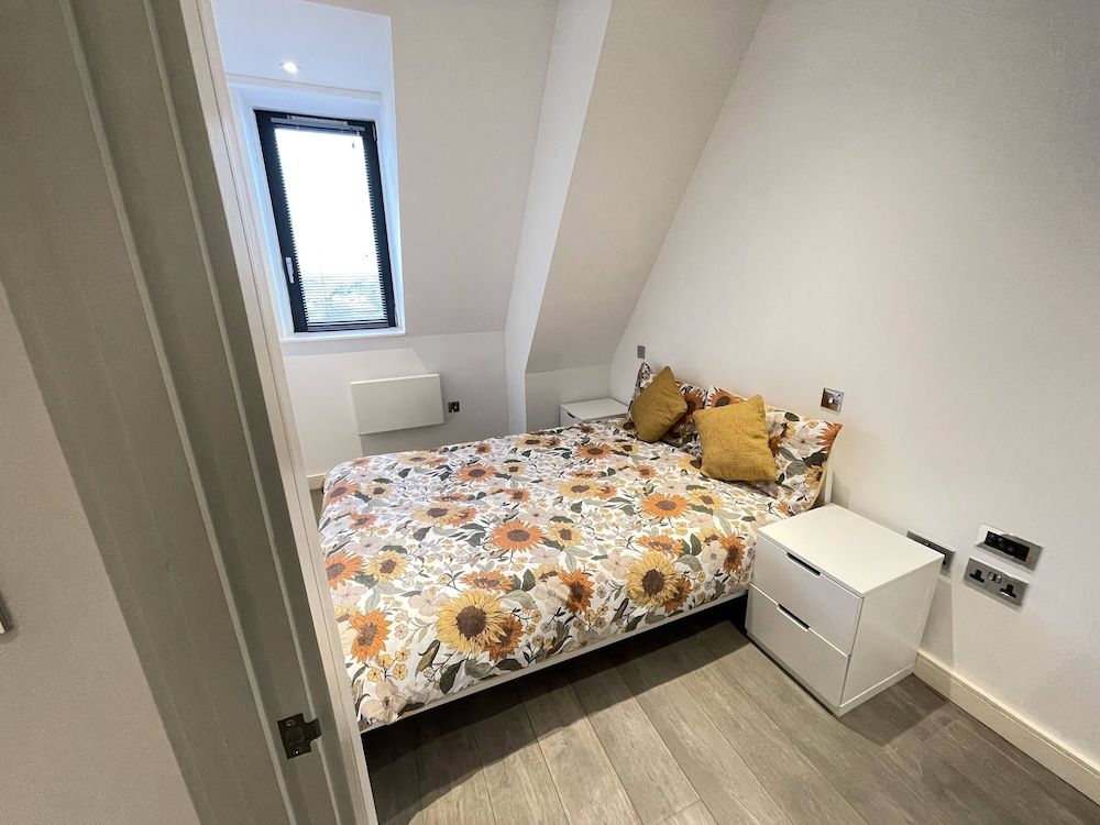 undefined Stunning 1-bed Deluxe Apartment in Slough 3