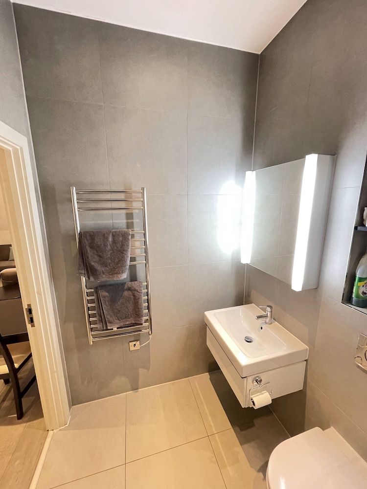 undefined Stunning 1-bed Deluxe Apartment in Slough 6