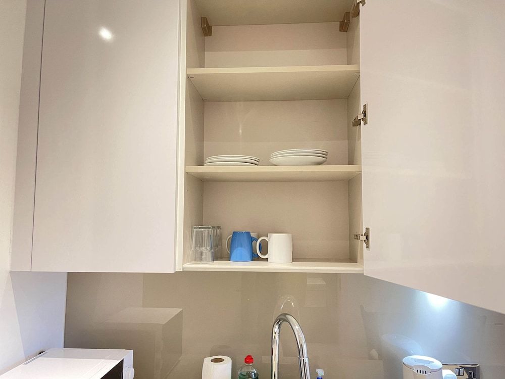 undefined Stunning 1-bed Deluxe Apartment in Slough 7