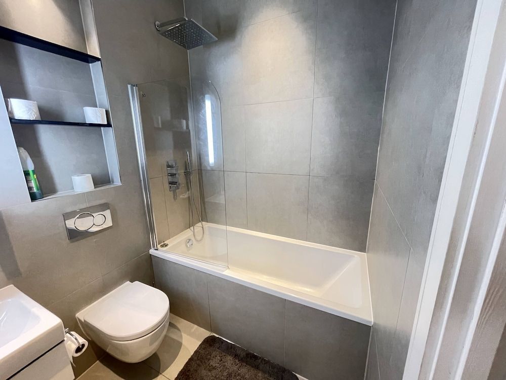 undefined Stunning 1-bed Deluxe Apartment in Slough 10