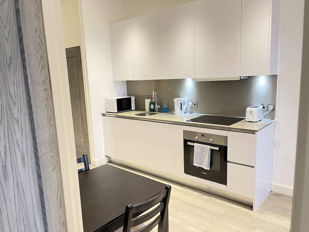 undefined Stunning 1-bed Deluxe Apartment in Slough 2