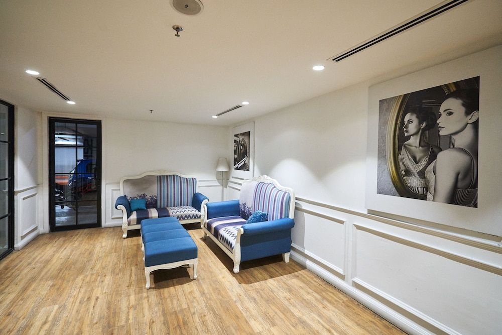 OYO Home 44050 Essential Studio Empire Marriot Classic Apartment 9