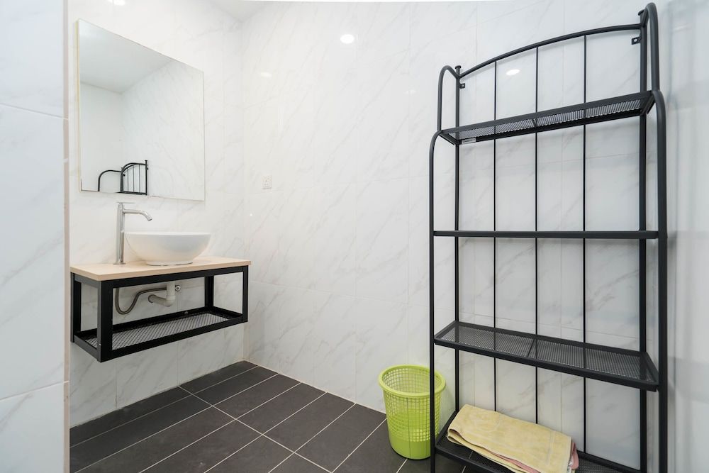 OYO Home 44050 Essential Studio Empire Marriot Classic Apartment 14