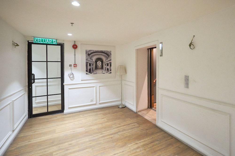 undefined OYO Home 44050 Essential Studio Empire Marriot 6