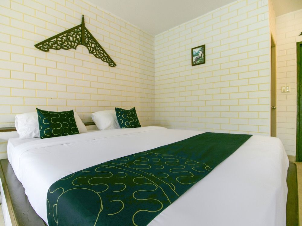 Capital O 961 Baan Dow Chompoo Resort Superior Double Room, Pool Access