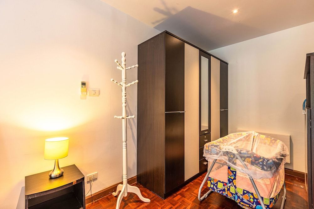 4 BR Townhouse in Great Location BSS Economy House 17