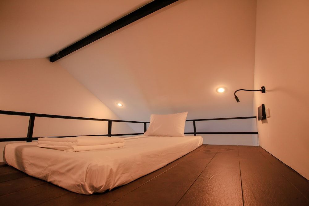 Bandon Beach Bar & Hostel - Adults Only Pool View Twin Bed Room 2