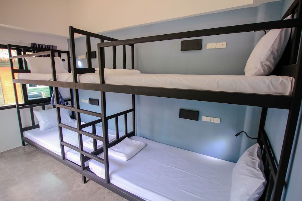 Bandon Beach Bar & Hostel - Adults Only Pool View Twin Bed Room 3