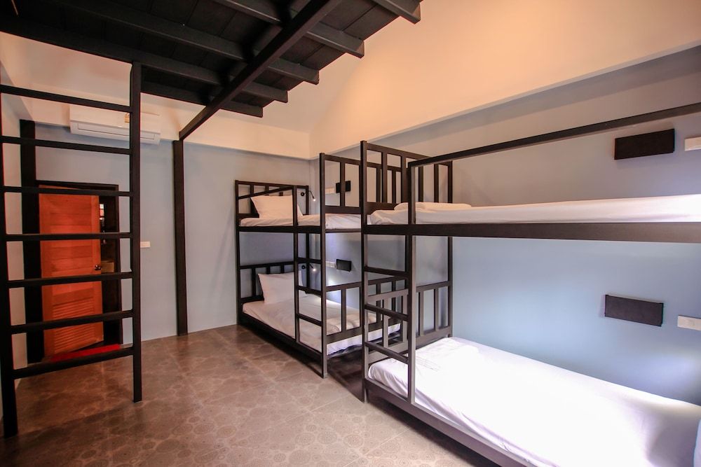 Bandon Beach Bar & Hostel - Adults Only Pool View Twin Bed Room