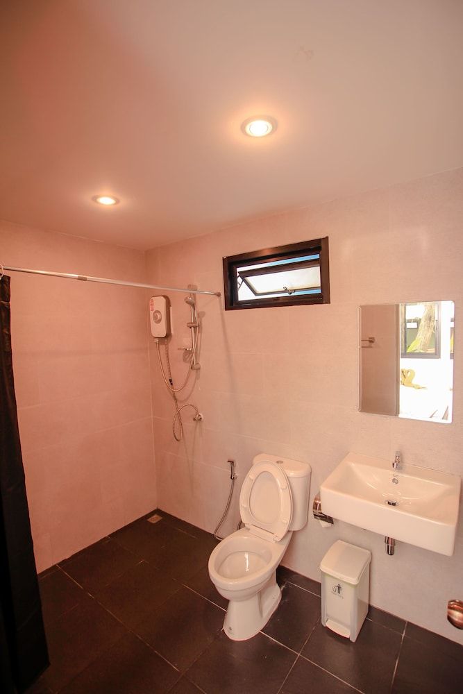 Bandon Beach Bar & Hostel - Adults Only Beach Access Dorm Room 4