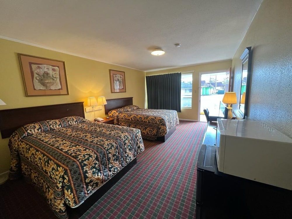 Pioneer INN Standard Room, 2 Queen Beds, Non Smoking