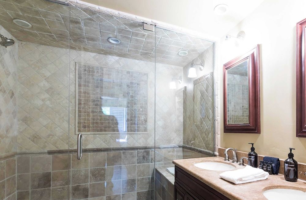 Parasol by Avantstay Hilltop Ocean View Escape w/ Large Patio & Shuffleboard House (4 Bedrooms) 9