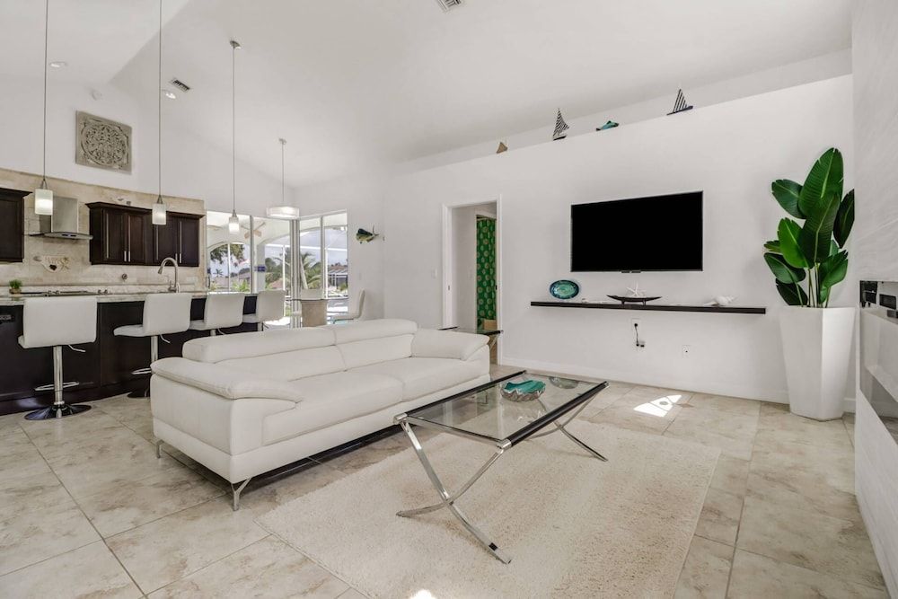 House (2203 Cape Coral Pkwy W)