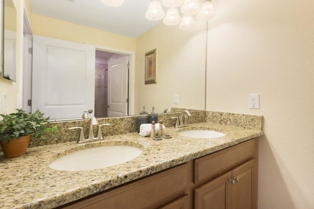 Villa Telles - Storey Lake House 10