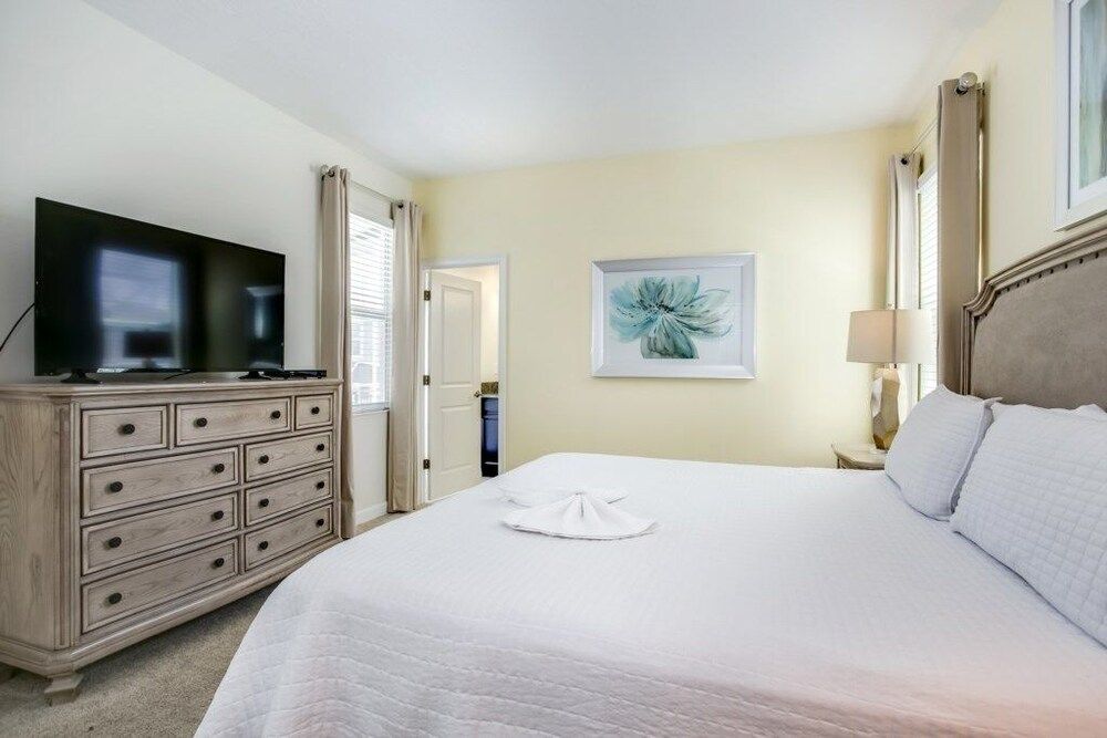 1585tempo 5 Bedroom Home by RedAwning House, 5 Bedrooms 2