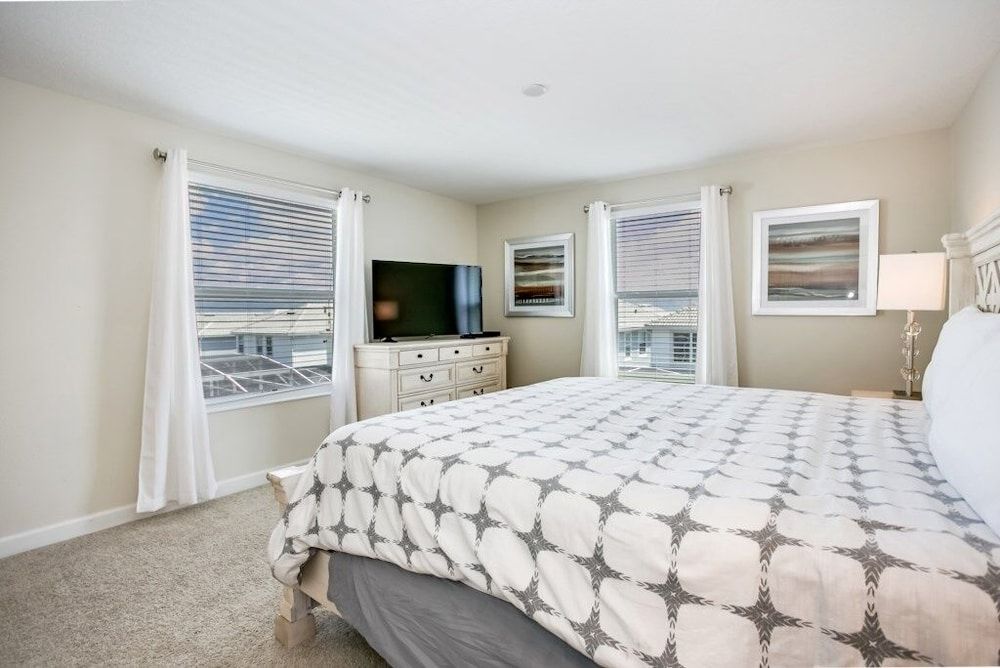 1585tempo 5 Bedroom Home by RedAwning House, 5 Bedrooms 10