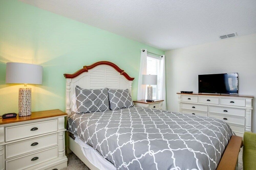 1585tempo 5 Bedroom Home by RedAwning House, 5 Bedrooms 7