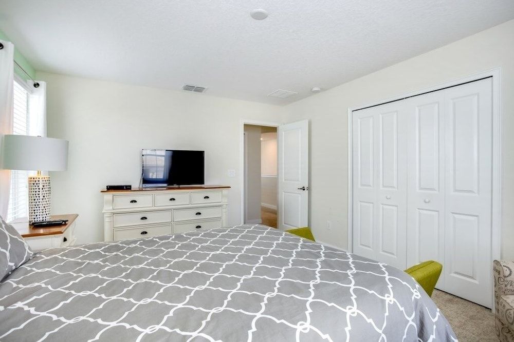 1585tempo 5 Bedroom Home by RedAwning House, 5 Bedrooms 8