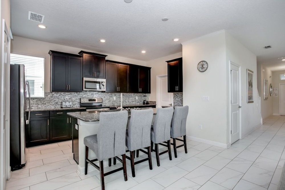 undefined 1585tempo 5 Bedroom Home by RedAwning 9