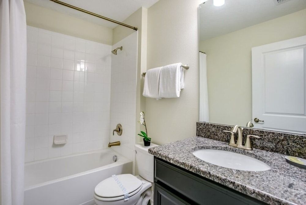 1585tempo 5 Bedroom Home by RedAwning House, 5 Bedrooms 13