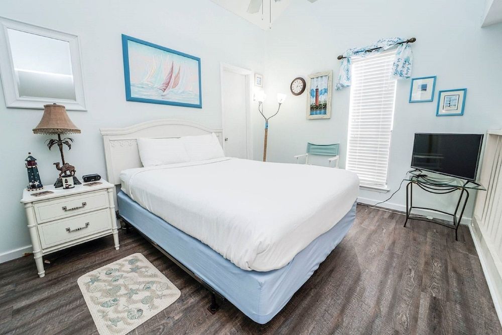 Condo, 2 Bedrooms, Pool View (E18)