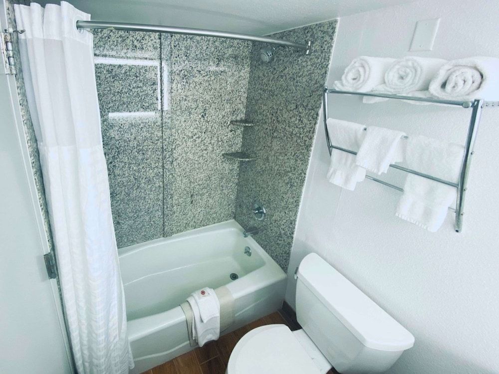 MainStay Suites Conover-Hickory Suite, 1 King Bed, Accessible, Non Smoking 7