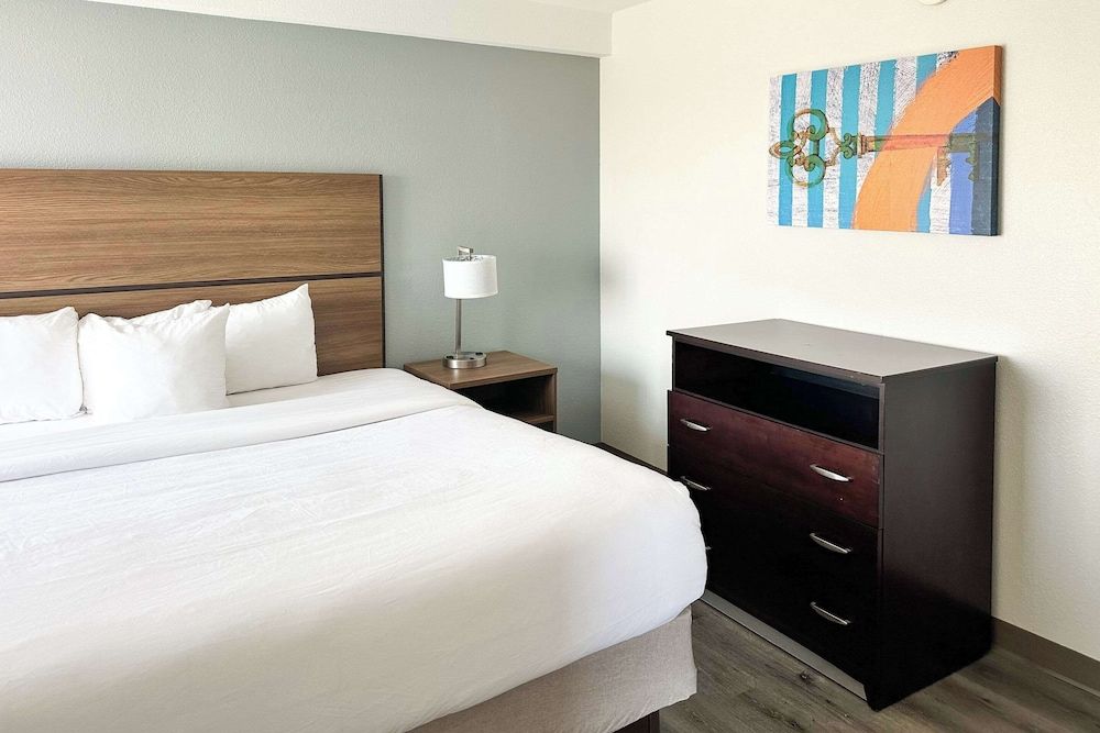 MainStay Suites Conover-Hickory Suite, 1 King Bed, Accessible, Non Smoking 4