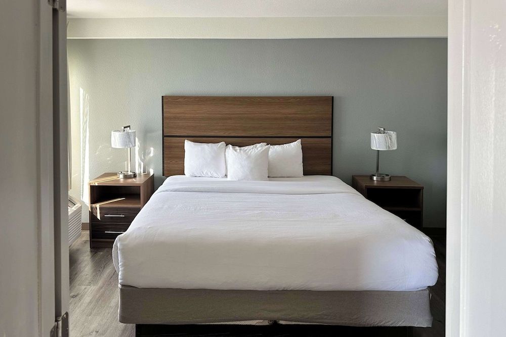 MainStay Suites Conover-Hickory Suite, 1 King Bed, Non Smoking 5