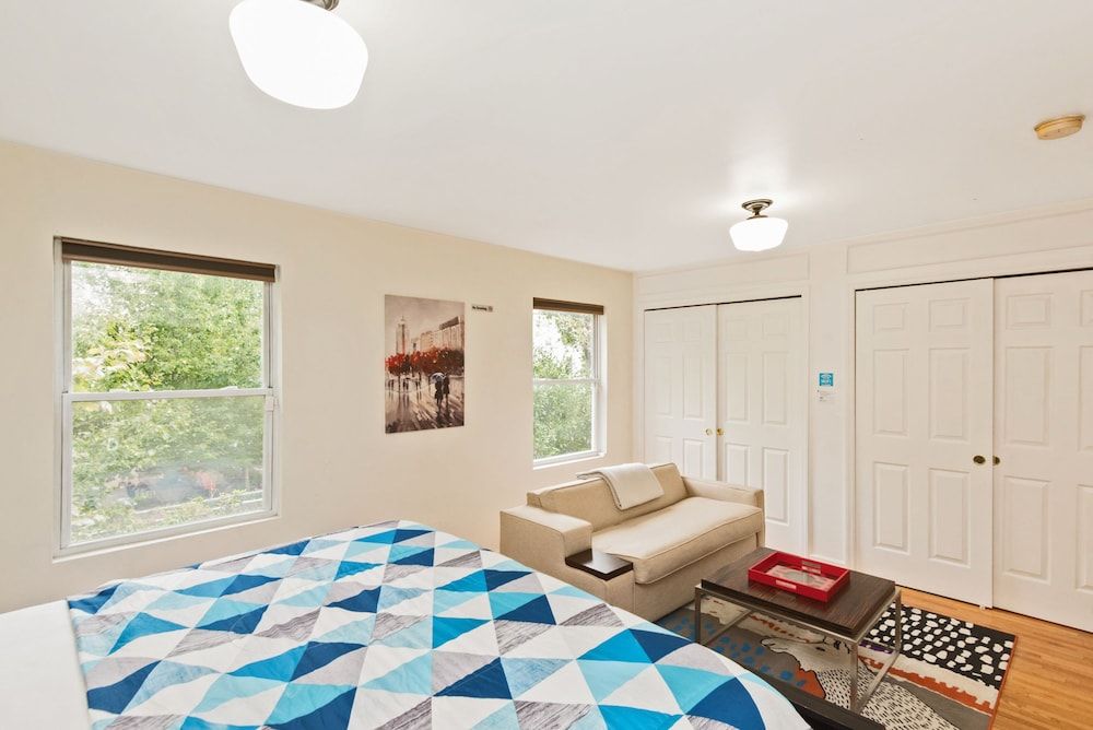 Racpanos Modern Stay on Forrest Street Executive Suite, 1 King Bed with Sofa bed, Non Smoking, Private Bathroom, Shared Kitchen 2