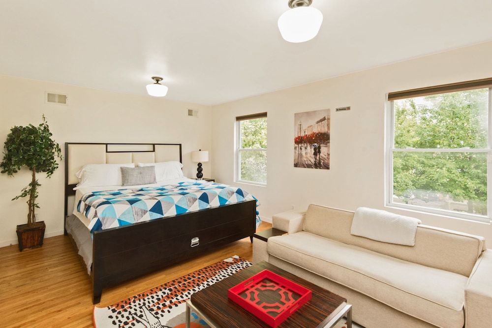 Racpanos Modern Stay on Forrest Street Executive Suite, 1 King Bed with Sofa bed, Non Smoking, Private Bathroom, Shared Kitchen