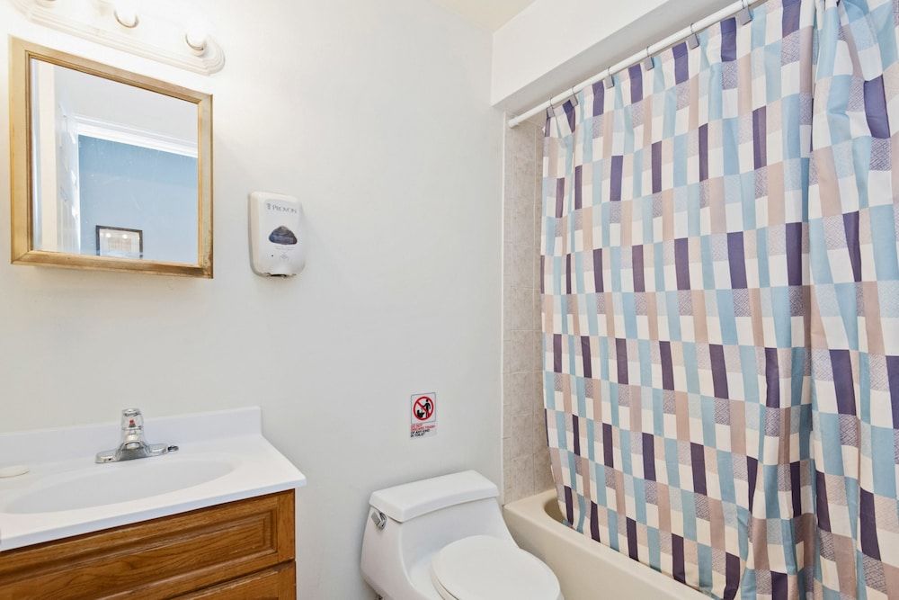 Racpanos Modern Stay on Forrest Street Executive Suite, 1 King Bed with Sofa bed, Non Smoking, Private Bathroom, Shared Kitchen 9