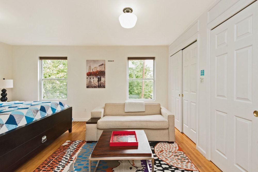 Racpanos Modern Stay on Forrest Street Executive Suite, 1 King Bed with Sofa bed, Non Smoking, Private Bathroom, Shared Kitchen 4