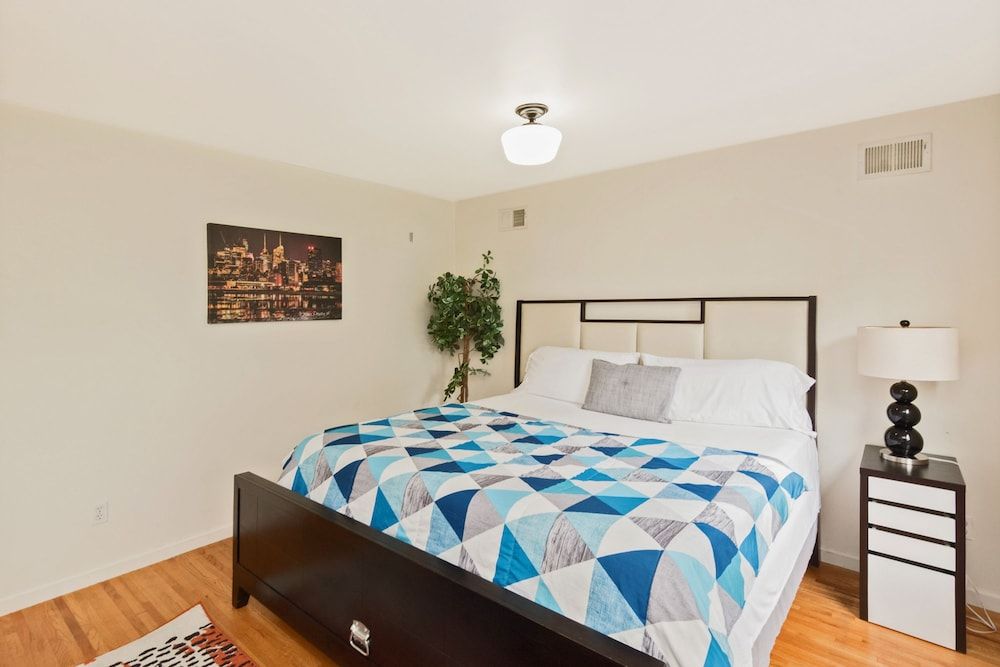 Racpanos Modern Stay on Forrest Street Executive Suite, 1 King Bed with Sofa bed, Non Smoking, Private Bathroom, Shared Kitchen 3