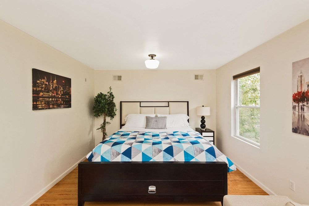 Racpanos Modern Stay on Forrest Street Executive Suite, 1 King Bed with Sofa bed, Non Smoking, Private Bathroom, Shared Kitchen 5