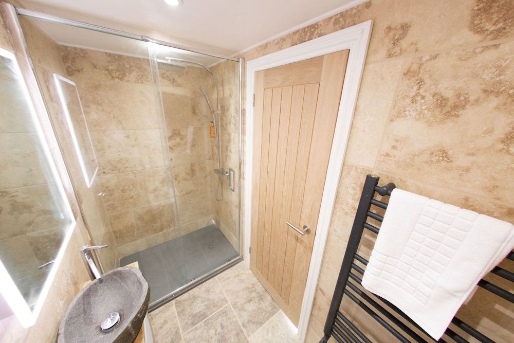 Trading Boundaries Standard Double Room, Courtyard View 9