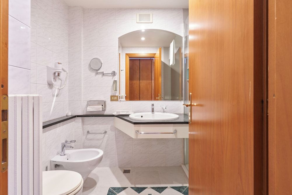 Hotel Cyrano Double Room Single Use 6