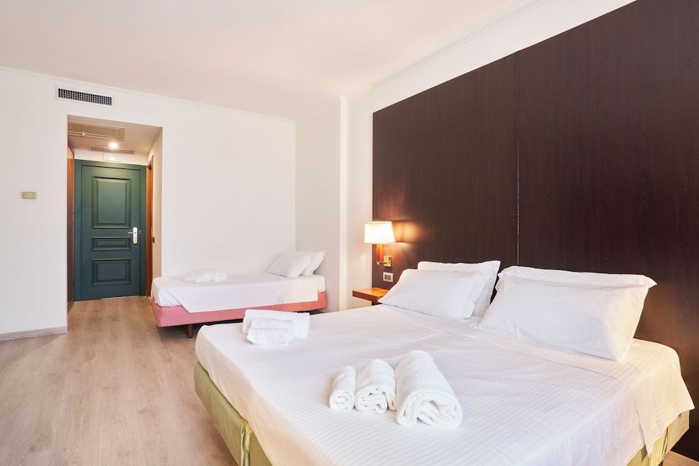 Hotel Cyrano Triple Room 2