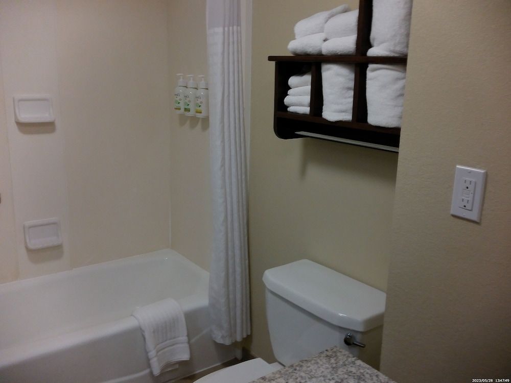 Wingate by Wyndham Buckhannon Room, 1 King Bed, Non Smoking 3
