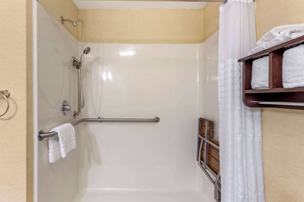 Wingate by Wyndham Buckhannon Room, 1 King Bed, Accessible, Non Smoking (Mobility/Hearing, Roll-In Shower) 4