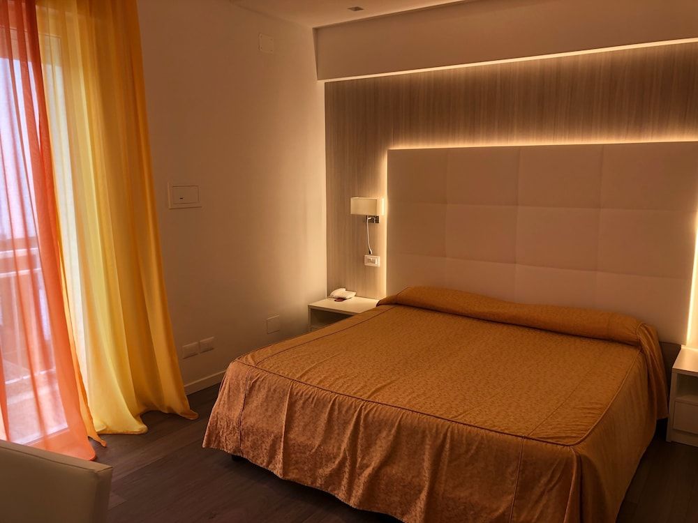 Superior Double or Twin Room, Partial Sea View