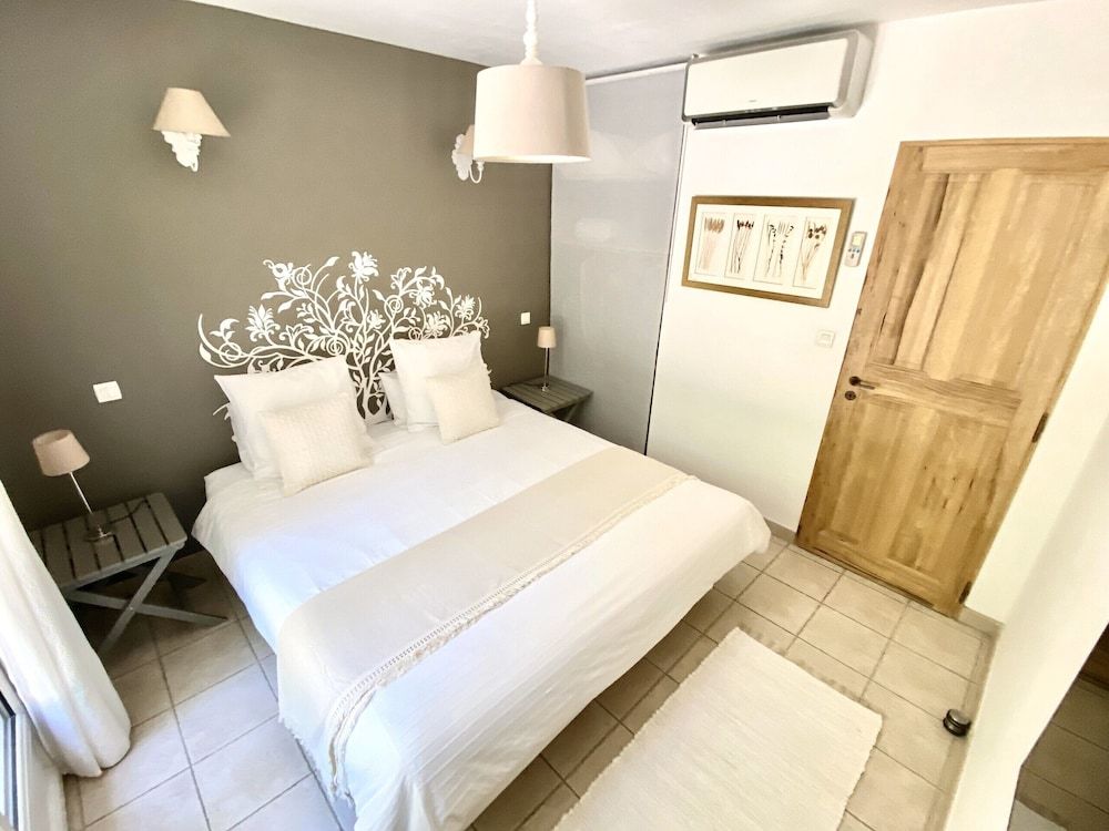 Family Suite, Private Bathroom, Pool View (Amandier)