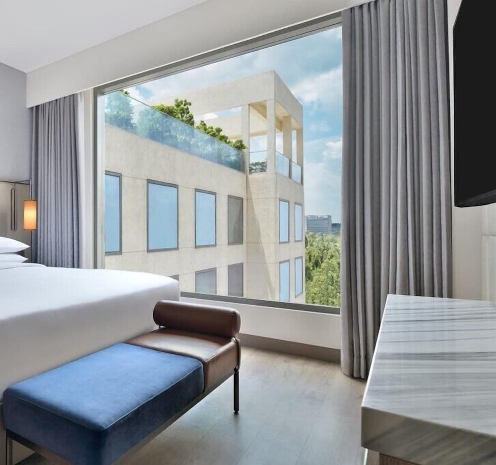 Superior Room, 1 King Bed, Courtyard View
