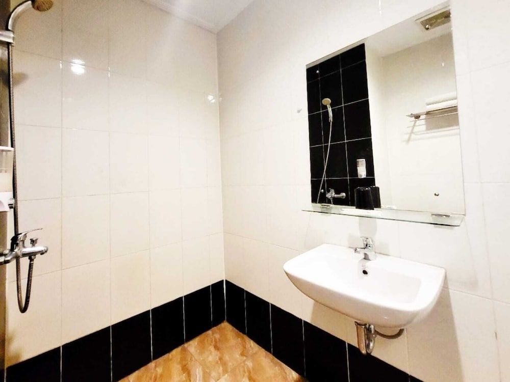 Marilyn Hotel Serpong Deluxe Twin Room 5