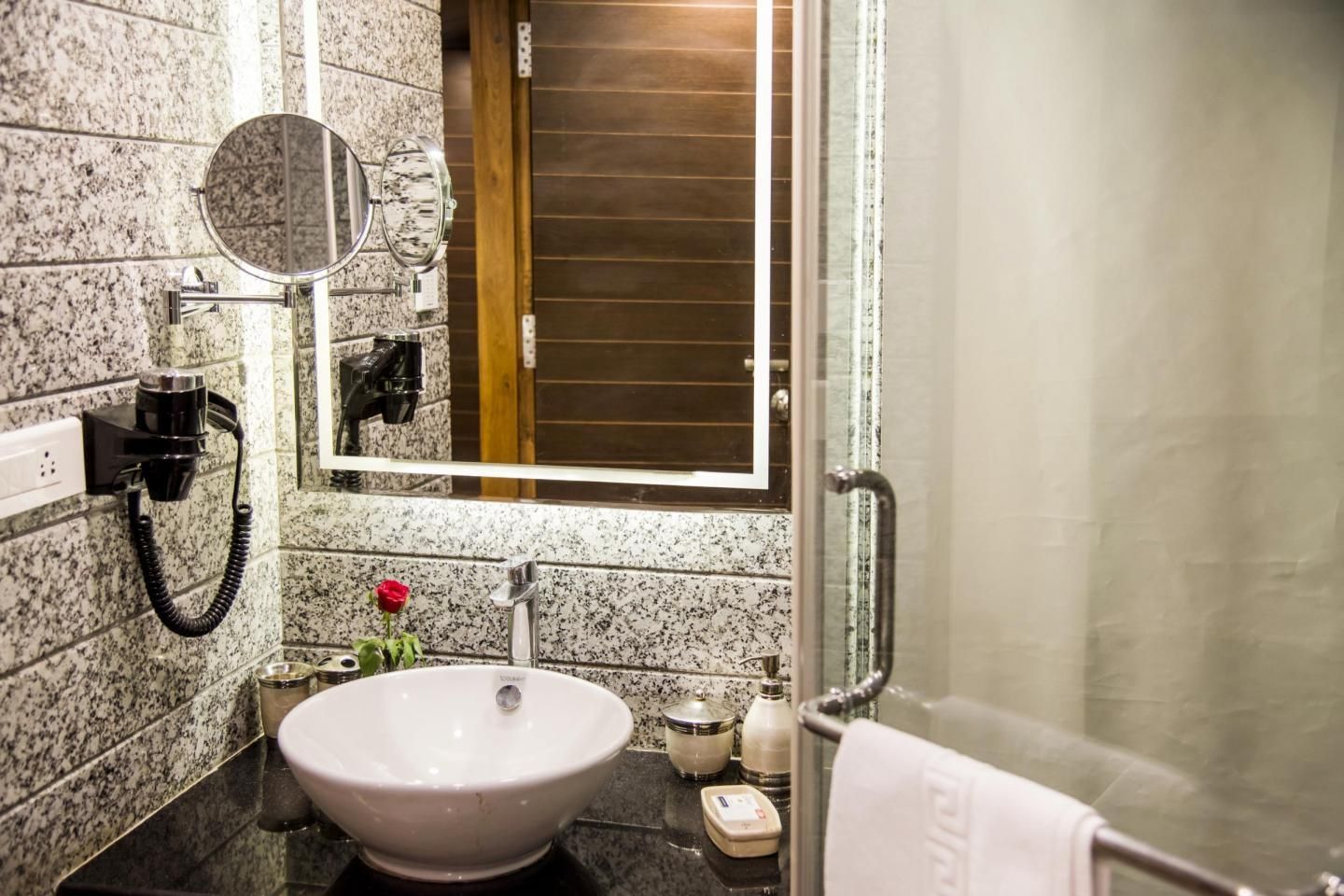 Clarks Avadh Executive Room with King or Twin Beds 7