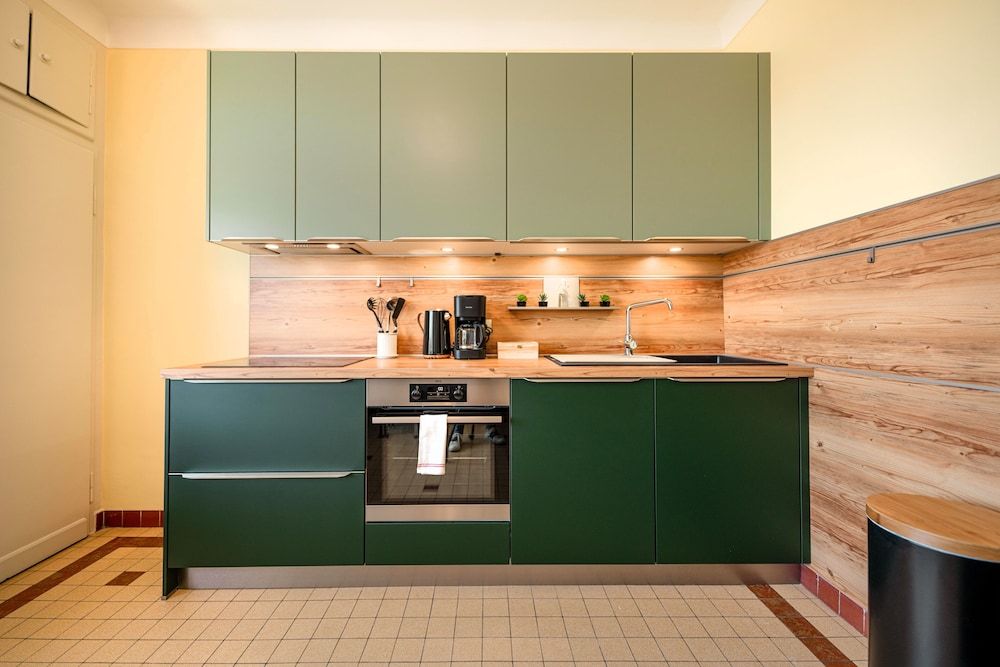 undefined Charming Stay Fast WiFi Full Kitchen 6