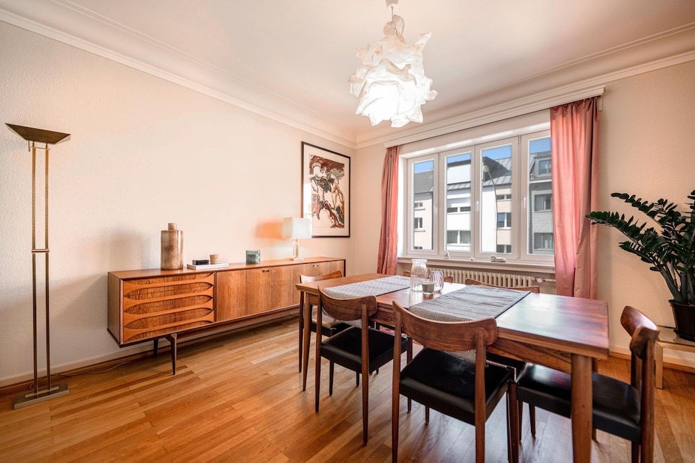 undefined Charming Stay Fast WiFi Full Kitchen 4