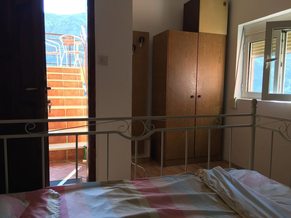 Basic Studio, Sea View